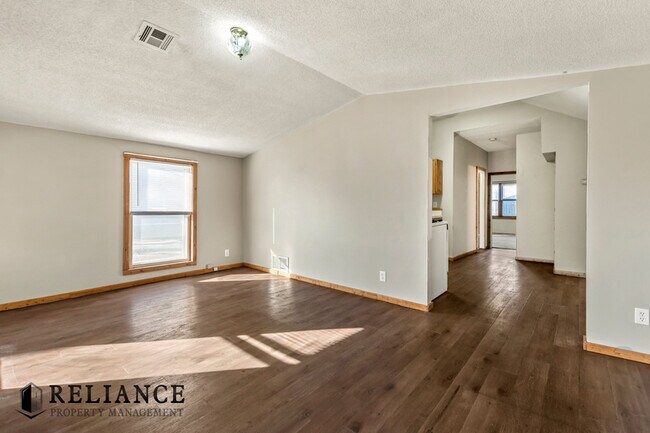 Foto del edificio - 615 N Doris St