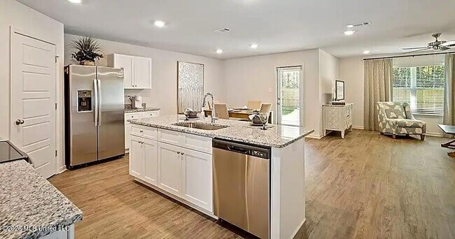 Foto del edificio - 8004 Westwood Cir
