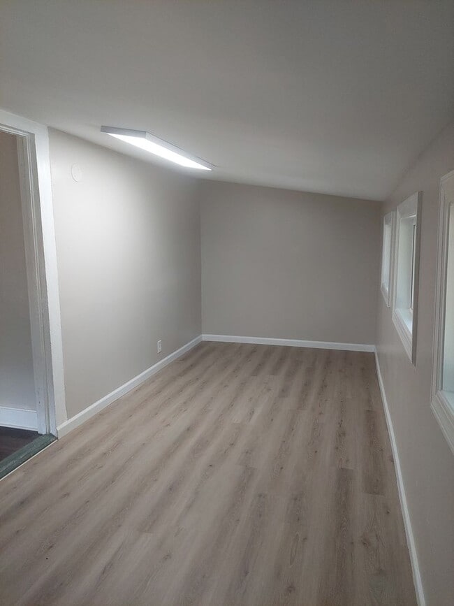 Building Photo - Cute duplex Jordan/ Johnson area Move in Ready