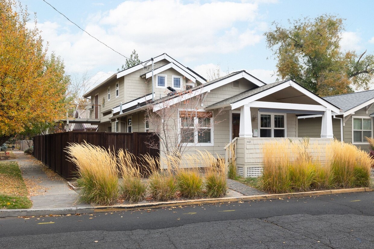 Foto principal - Remodeled & Charming 4 bed/3 bath w/ Yard ...