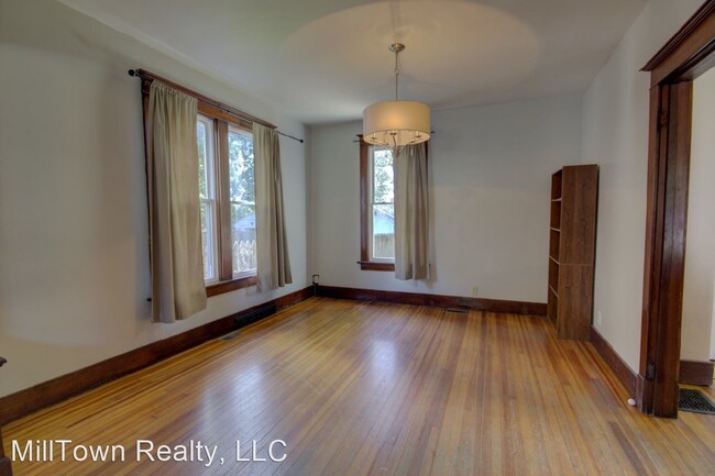 Building Photo - 3 br, 1 bath House - 410 W 17th St