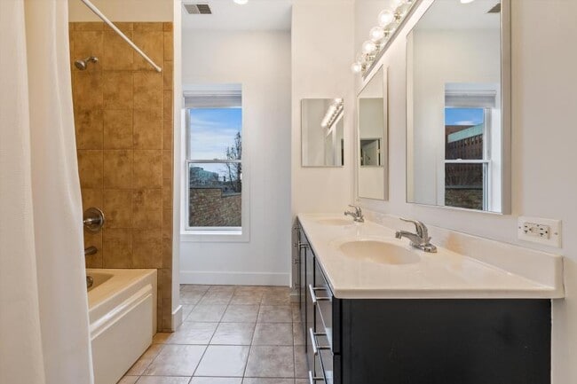 Building Photo - 3 bedroom in Chicago IL 60614