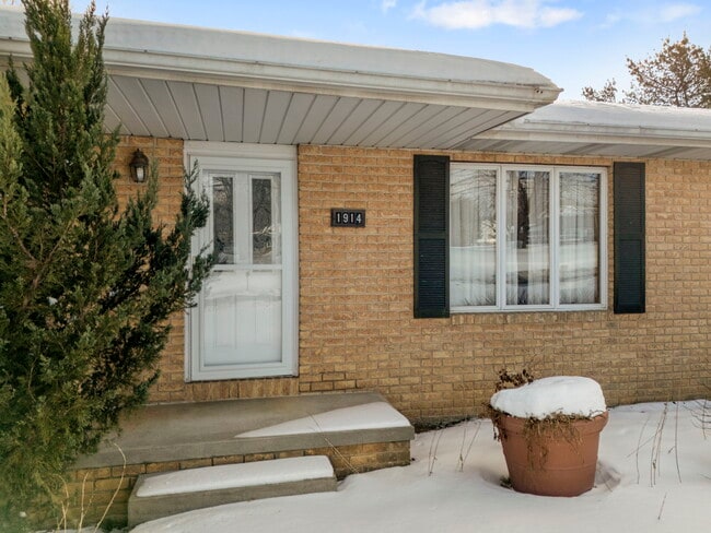 Building Photo - 1914 Raber Rd