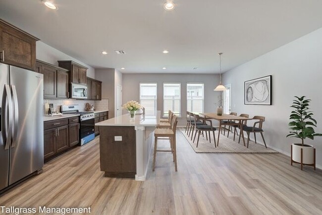 Building Photo - Don't Miss This 4/2.5/2 Home In Broken Arrow!