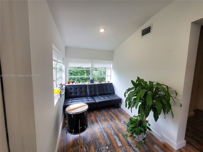 Building Photo - 4908 Washington Dr