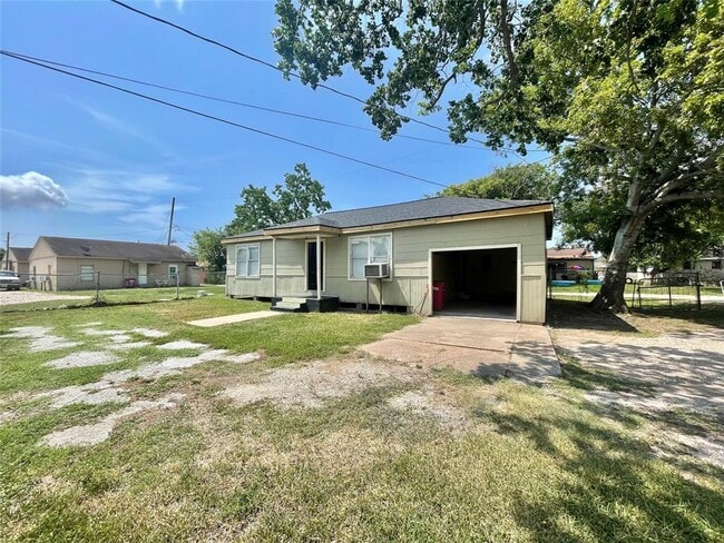 Building Photo - 611 N Avenue D