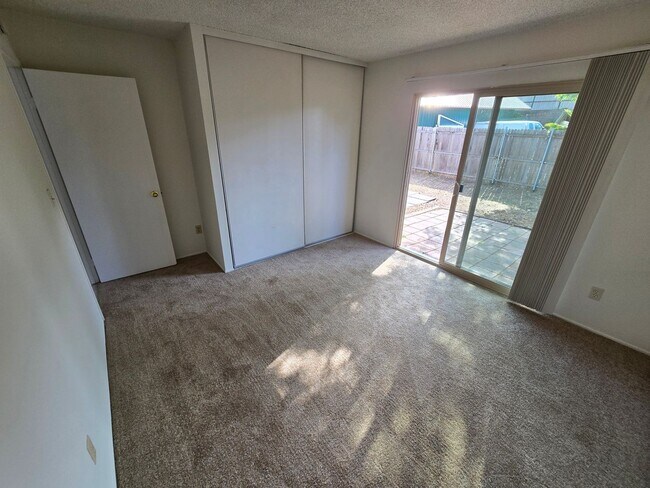 Foto del edificio - Spacious 4 Bedroom Home with 2-Car Garage & Large Living Areas