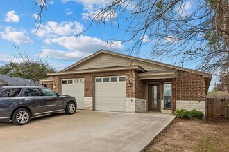 Building Photo - 917 Ramblewood St