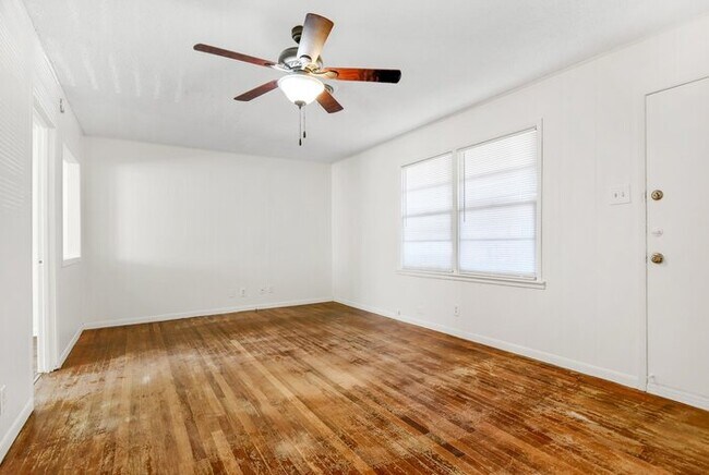 Building Photo - 1112 Redbud Rd