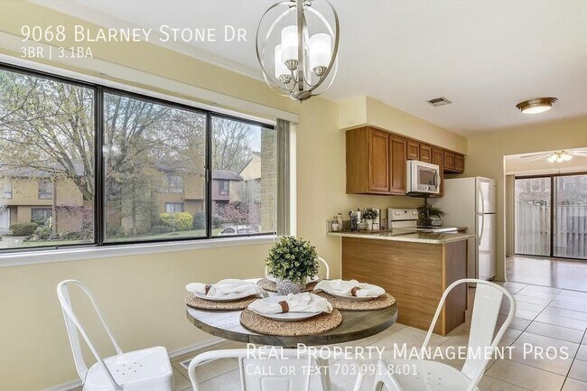 Foto del edificio - 2400 Finished Sq Ft. End Unit TH!  Loads o...