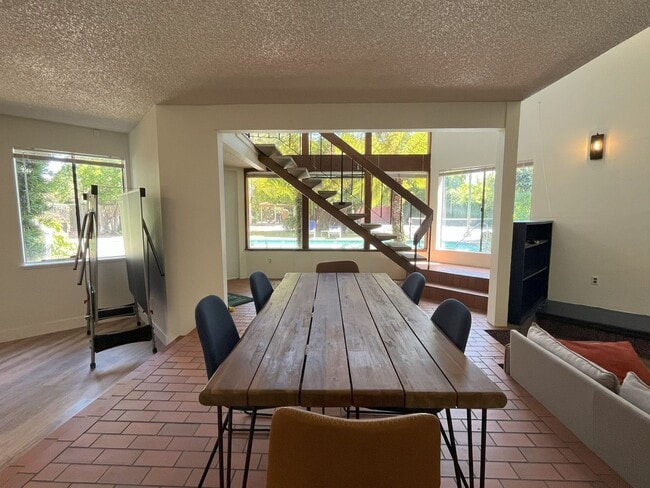 Building Photo - Rare East Sac Condo Available Right Next to Sac State!  Offered Fully Furnished! Amazing price pe...
