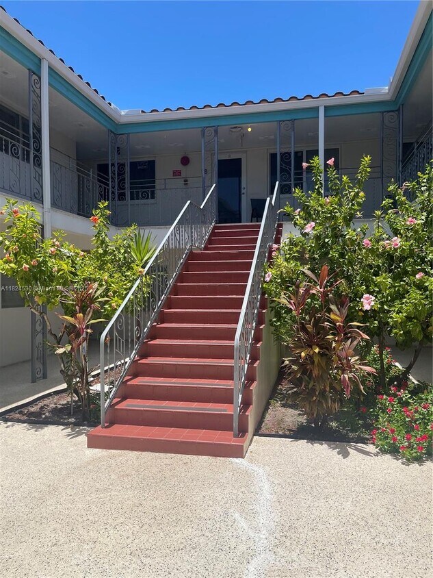 Foto principal - 7300 Byron Ave