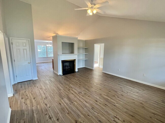 Foto del edificio - 4 Bedroom, 2 Bath Home w/ Fenced Backyard ...