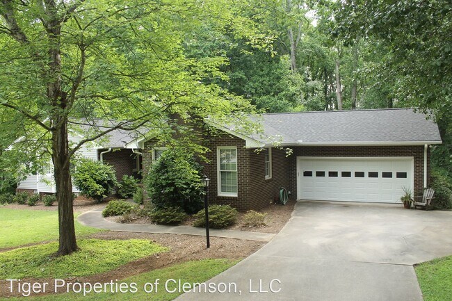 Building Photo - 3 br, 2.5 bath House - 532 Squire Circle
