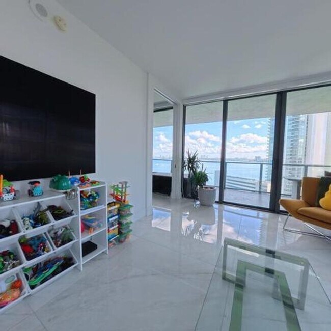 Foto del edificio - 650 NE 32nd St