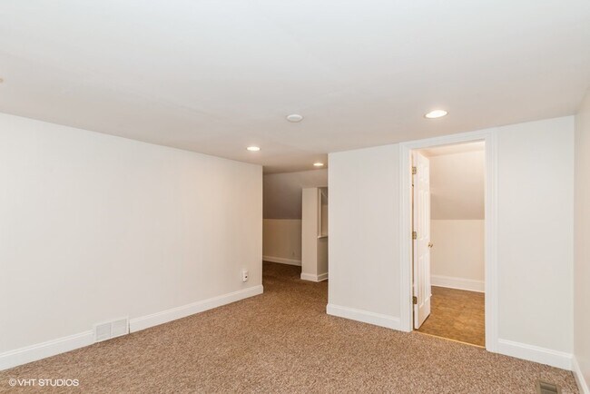 Building Photo - 366 N Slusser St