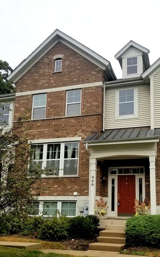 946 Tuscany Dr, Streamwood, IL 60107 Townhome Rentals in Streamwood