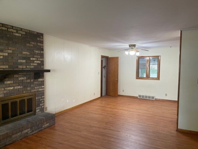 Building Photo - 1415 S Western Ave