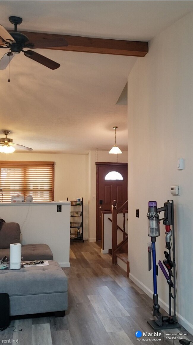 Building Photo - 2 br, 1.5 bath Townhome - 875 Amherst Ln