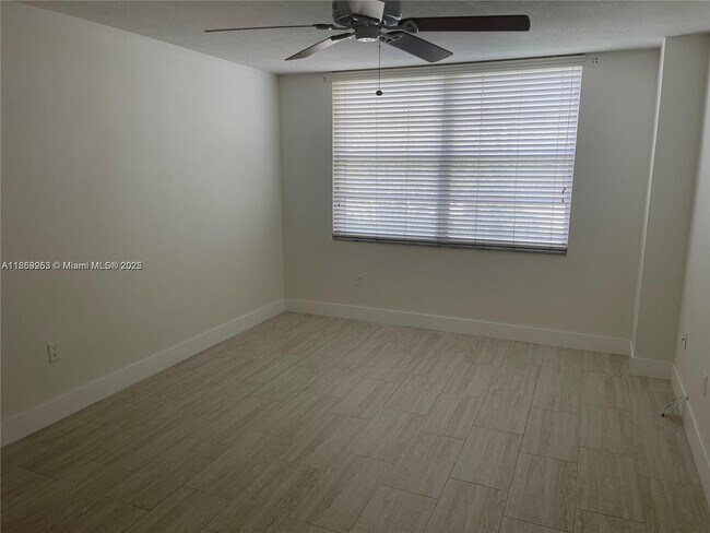 Foto del edificio - 2851 NE 183rd St