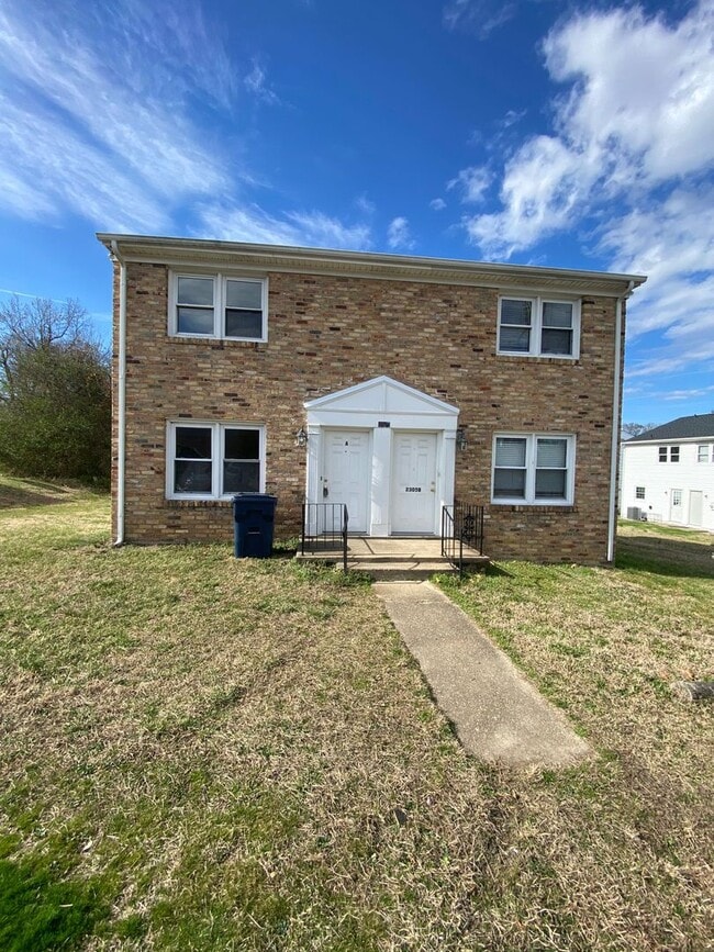 Building Photo - 2305 Poplar St