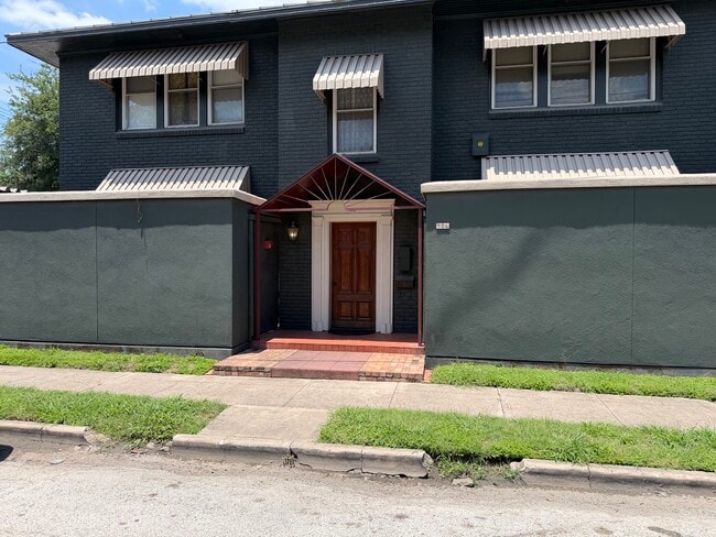 Exterior Entrance - 906 Oakley St