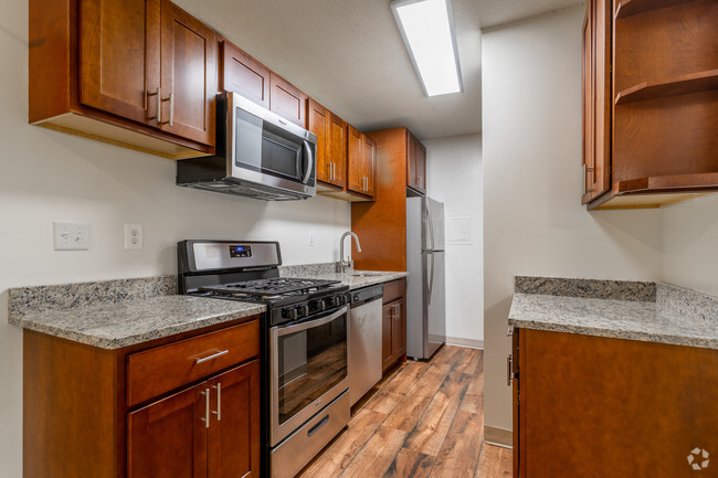 1 BR, 1 BA - 820 SF - 2121 Columbia Pike