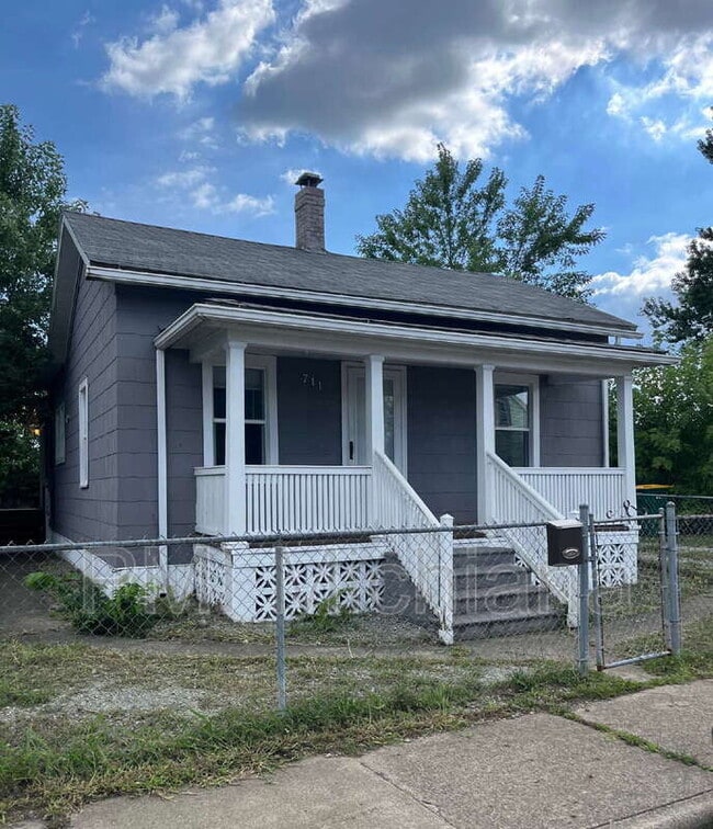 Building Photo - 711 W 5th St