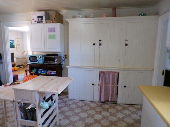 Building Photo - 38 Pine St