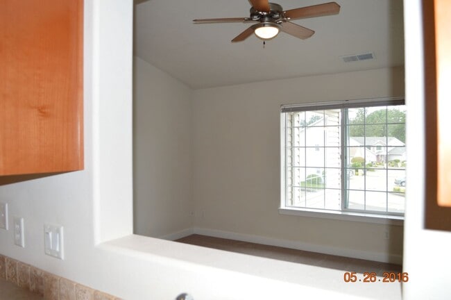 Building Photo - 1-Bedroom in Gated Community!