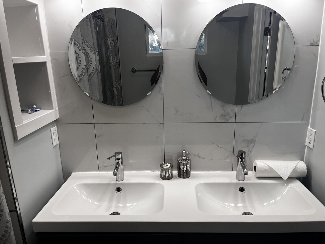 Building Photo - W Street