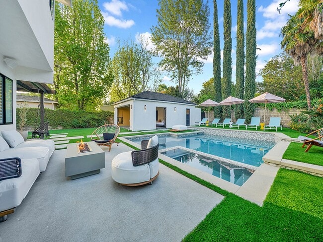 Building Photo - Luxe 5+4.5 w/detached studio, downstairs e...