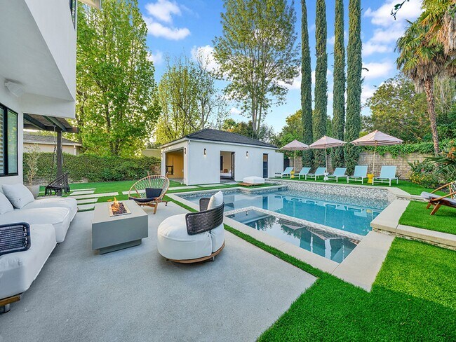 Foto del edificio - Luxe 5+4.5 w/detached studio, downstairs e...