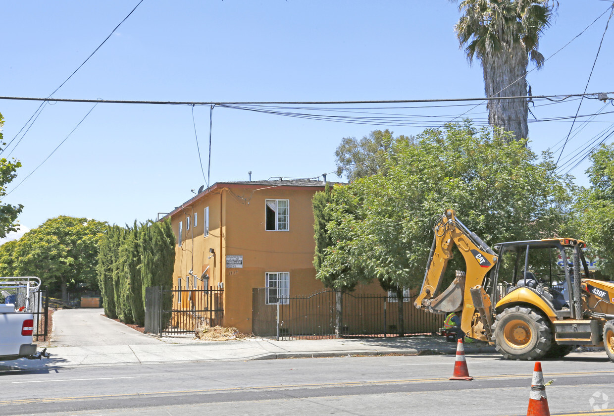 Primary Photo - 1739 McLaughlin Ave