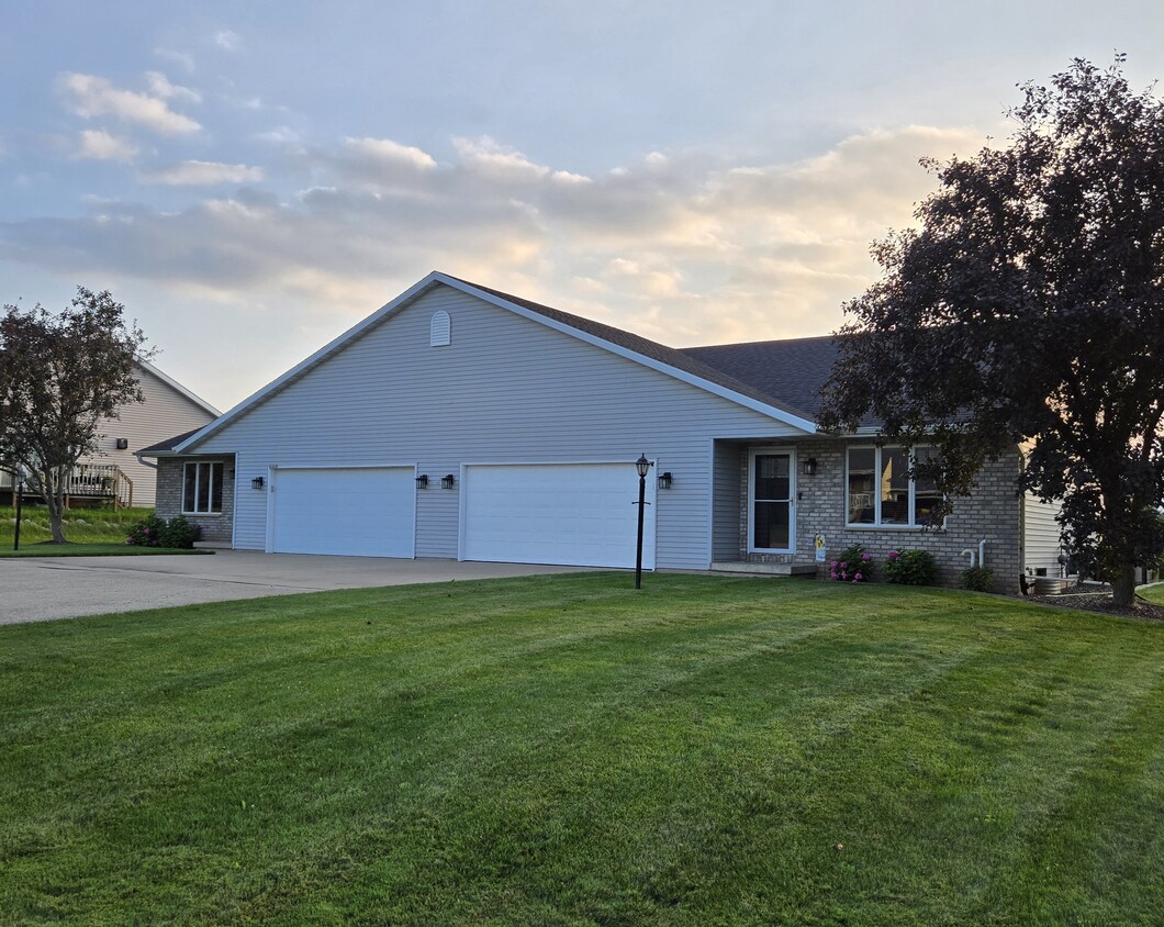 Primary Photo - Hyacinth Ct Greenville WI