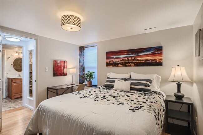 Foto del edificio - Congress Park Apt w/Patio & Incredible Wal...