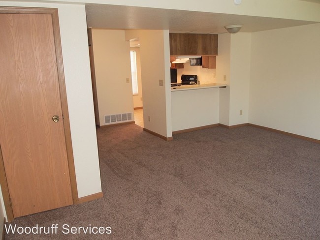 Building Photo - 612 E Campus Dr