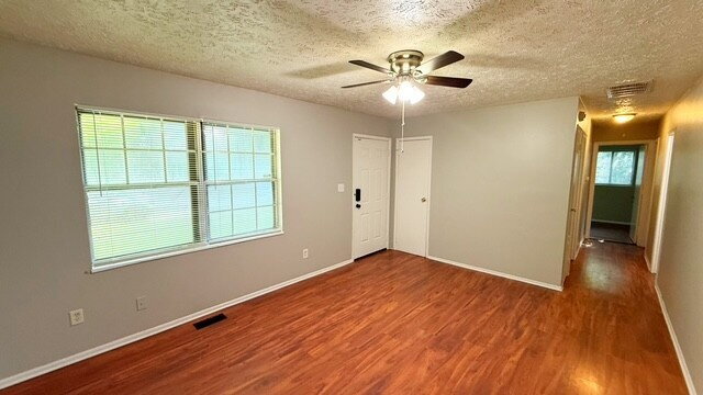 Foto del edificio - EAST SIDE 3 BEDROOM RANCH AVAILABLE NOW!