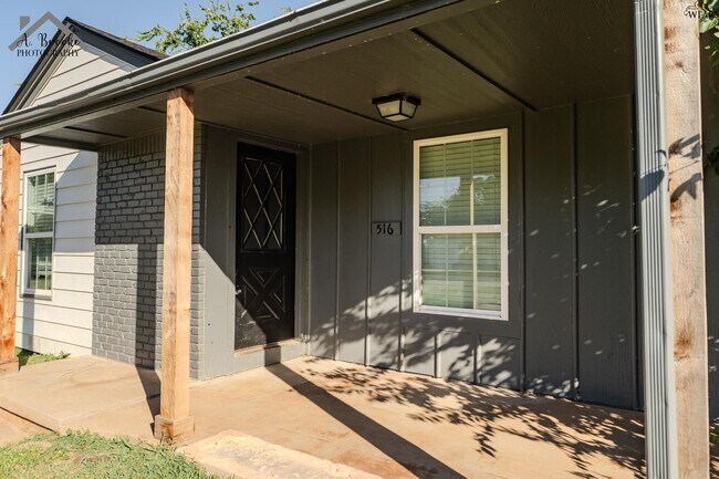 Building Photo - 516 W Magnolia Ave