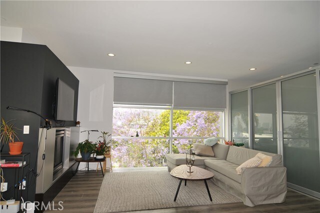 Foto del edificio - 1250 N Harper Ave