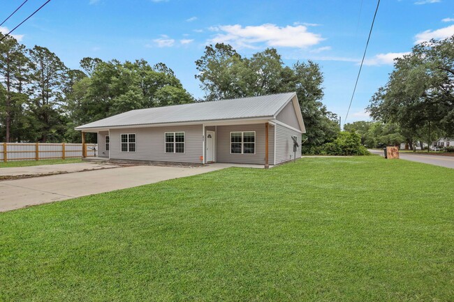 Building Photo - 2 Bed / 1 Bath Duplex for Rent – $1,400/Month