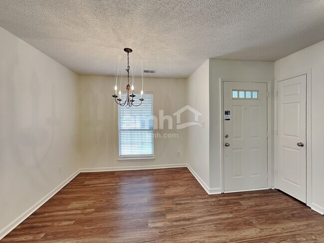 Foto del edificio - 2804 Robyns Glen Dr