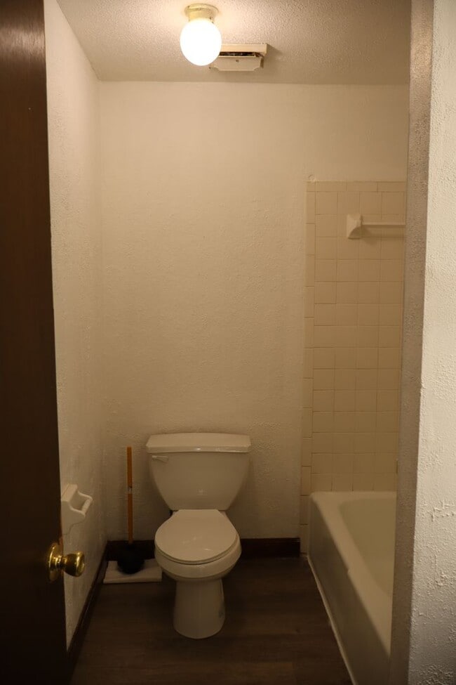 Building Photo - 2305 Southridge Dr