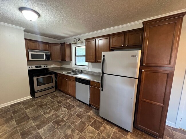 Foto del edificio - New Paint & Carpet!