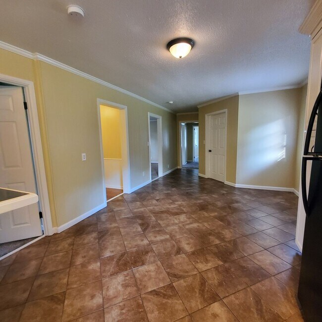 Building Photo - Charming and Updated 3-Bedroom Home with S...