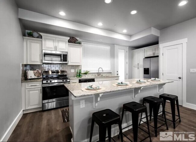 Building Photo - 710 Bluffs Ct