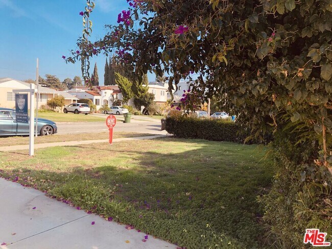 Quiet street - 1529 S Carmelina Ave