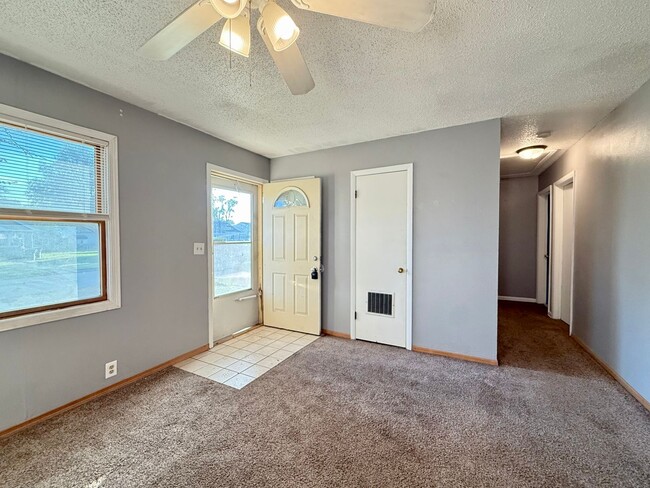 Building Photo - Cozy 3BD, All Main-Floor Living with Large...