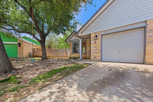 Foto del edificio - 906 Oleander Ln