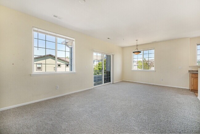 Foto del edificio - 2BR/2BA Condo with Garage! Available NOW!